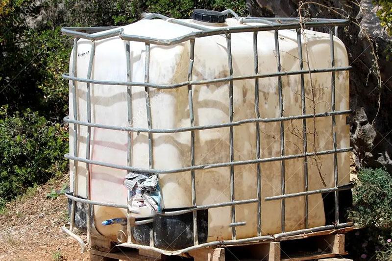 Cracked plastic IBC.jpg