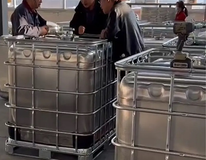 Fulait factory technicians are inspecting IBC welding quality.jpg
